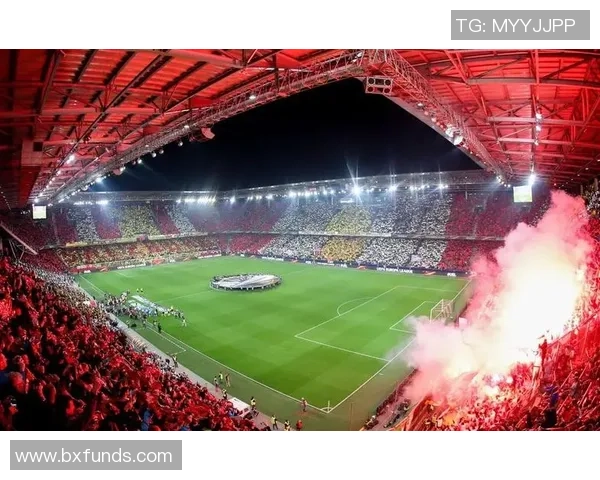 足球巨星同框合影展现荣耀时刻与无尽激情，引领球迷梦想飞扬